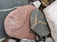 Zwei bunte verkeilte Steine